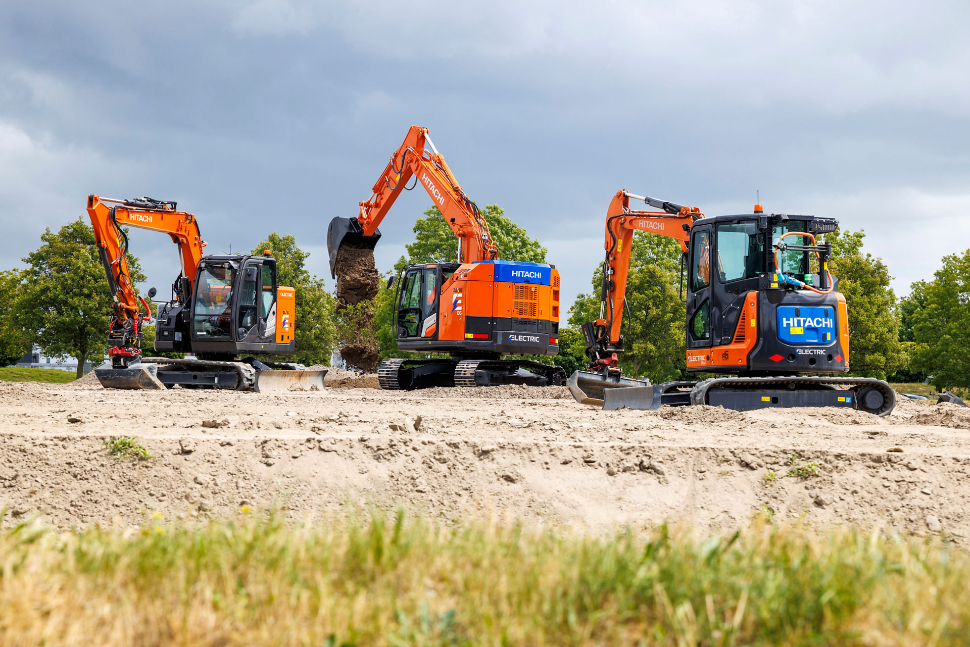 エミ Hitachi expands electric range with ZX135‑7EB excavator